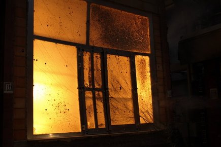 Falls es zu einem Brandfall kommt, platzt die vom Feuer betroffene Glasscheibe und die innere Gelschicht beginnt anzuschwellen, um eine feuerfeste und thermische Barriere zu bilden.